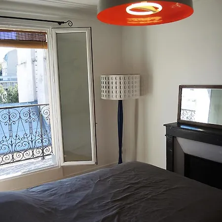 Private With Bathroom In Sunny Flat * פריז
