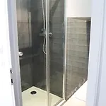 Private With Bathroom In Sunny Flat Quarto em Acomodações Particulares