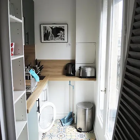Private With Bathroom In Sunny Flat Paris